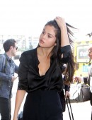Selena-Gomez-Arrives-at-LA-International-Airport-6