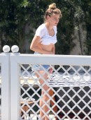 Amber-Heard-in-Bikini-Bottoms-5