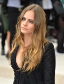 Cara-Delevingne-at-Burberry-Womenswear-LFW-2