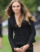 Cara-Delevingne-at-Burberry-Womenswear-LFW-5
