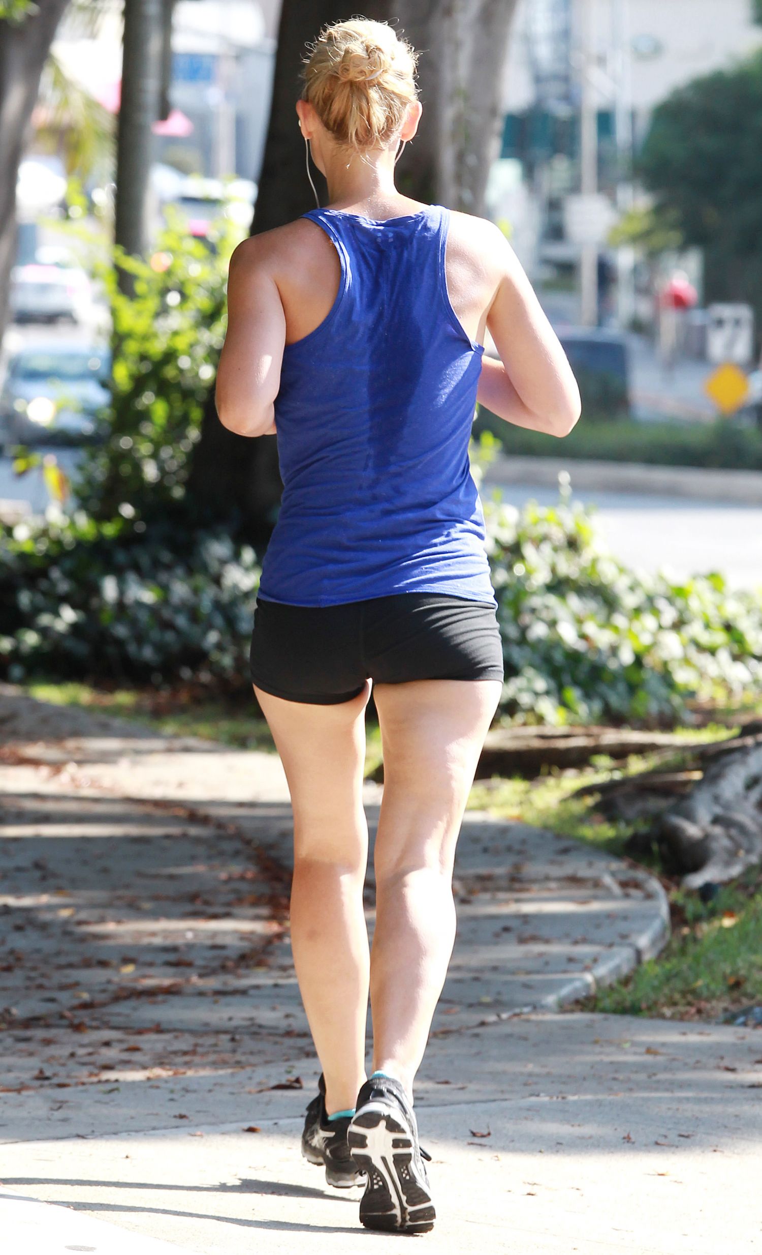 Claire-Danes -Jogging-Brentwood-1