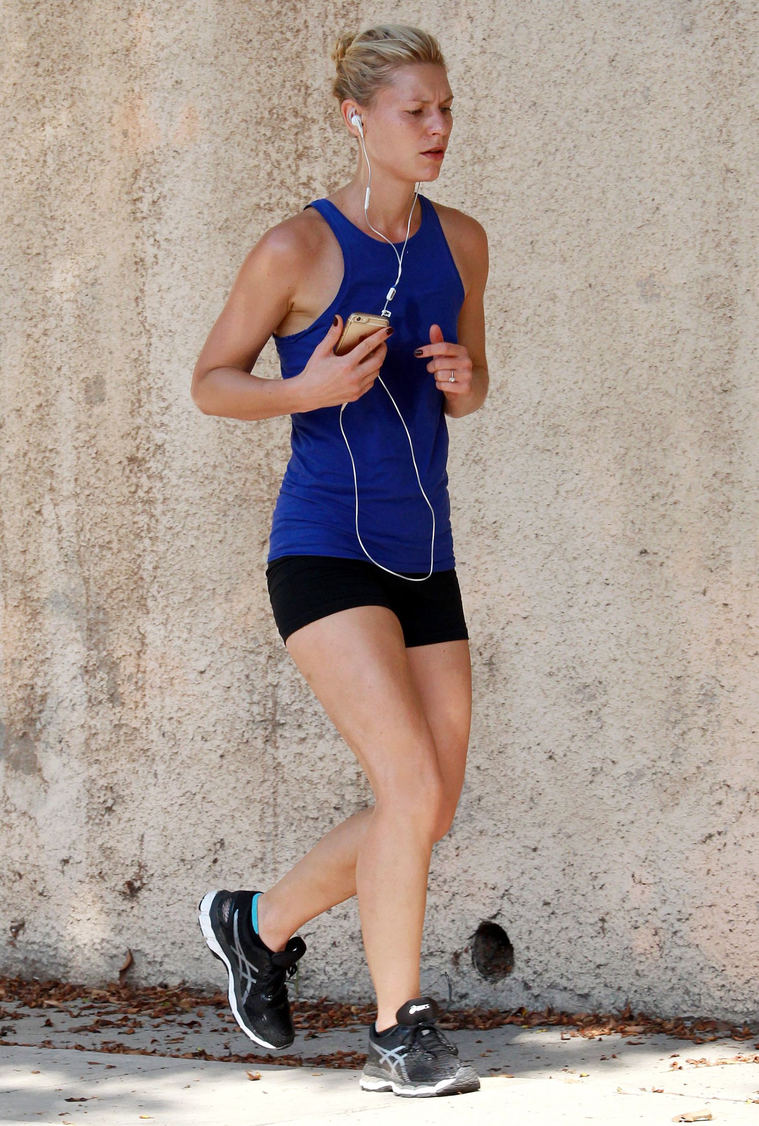 Claire-Danes -Jogging-Brentwood-14