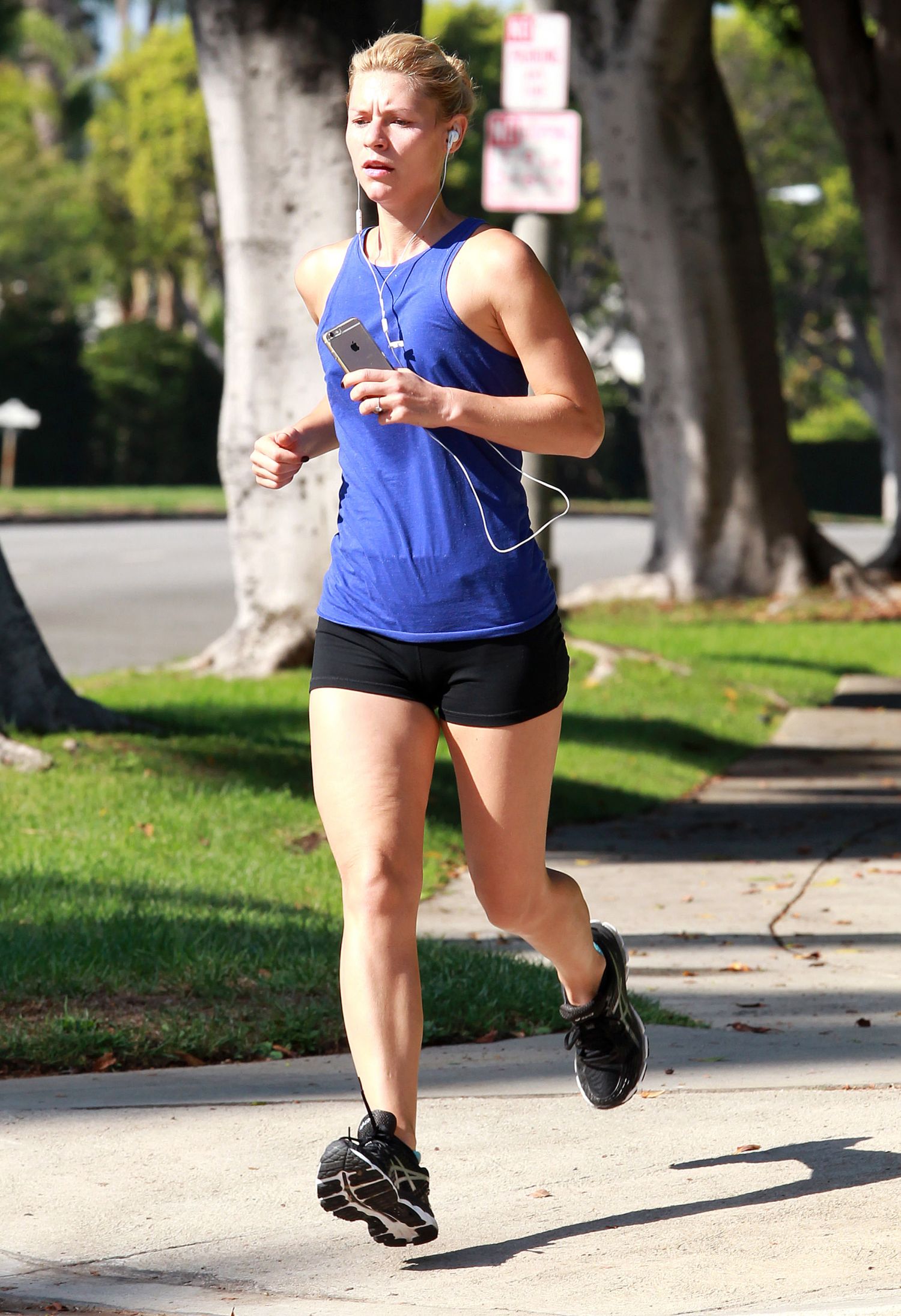 Claire-Danes -Jogging-Brentwood-19