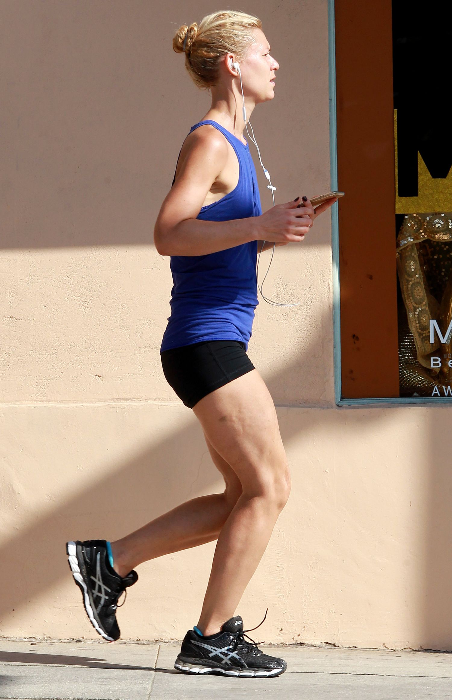 Claire-Danes -Jogging-Brentwood-6