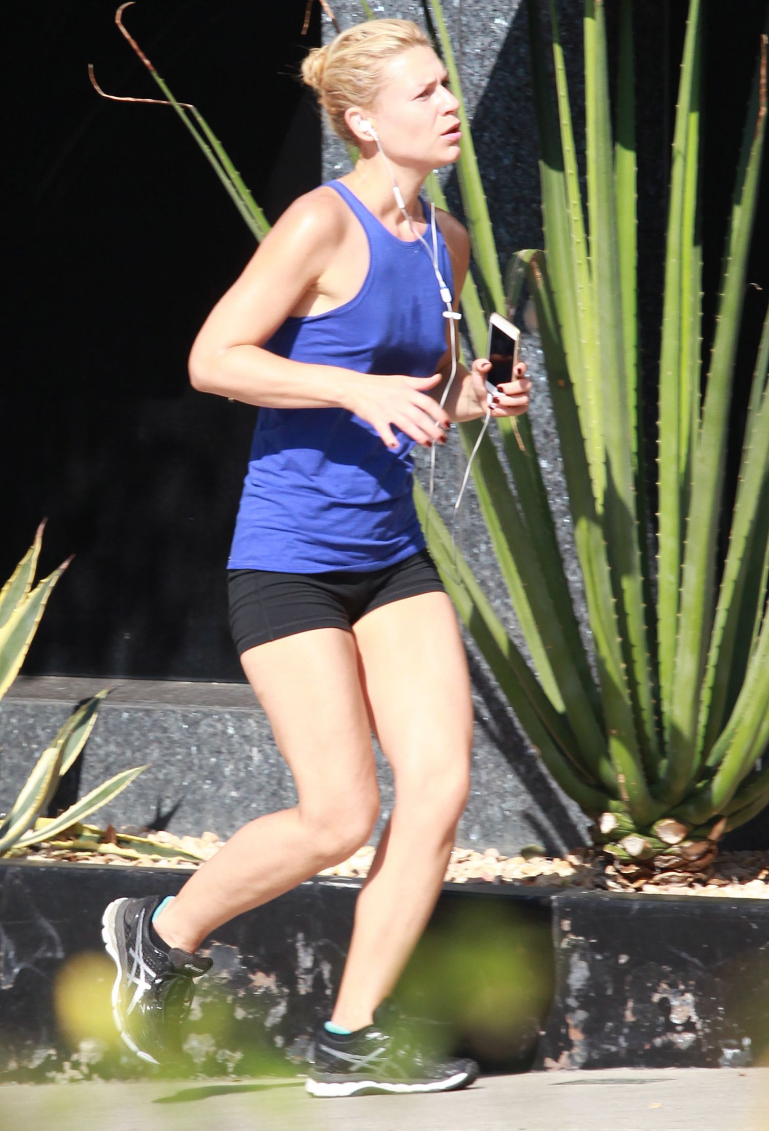 Claire-Danes -Jogging-Brentwood-9