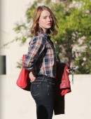 Emma-Stone-Set-of-La-La-Land-Pasedena-8