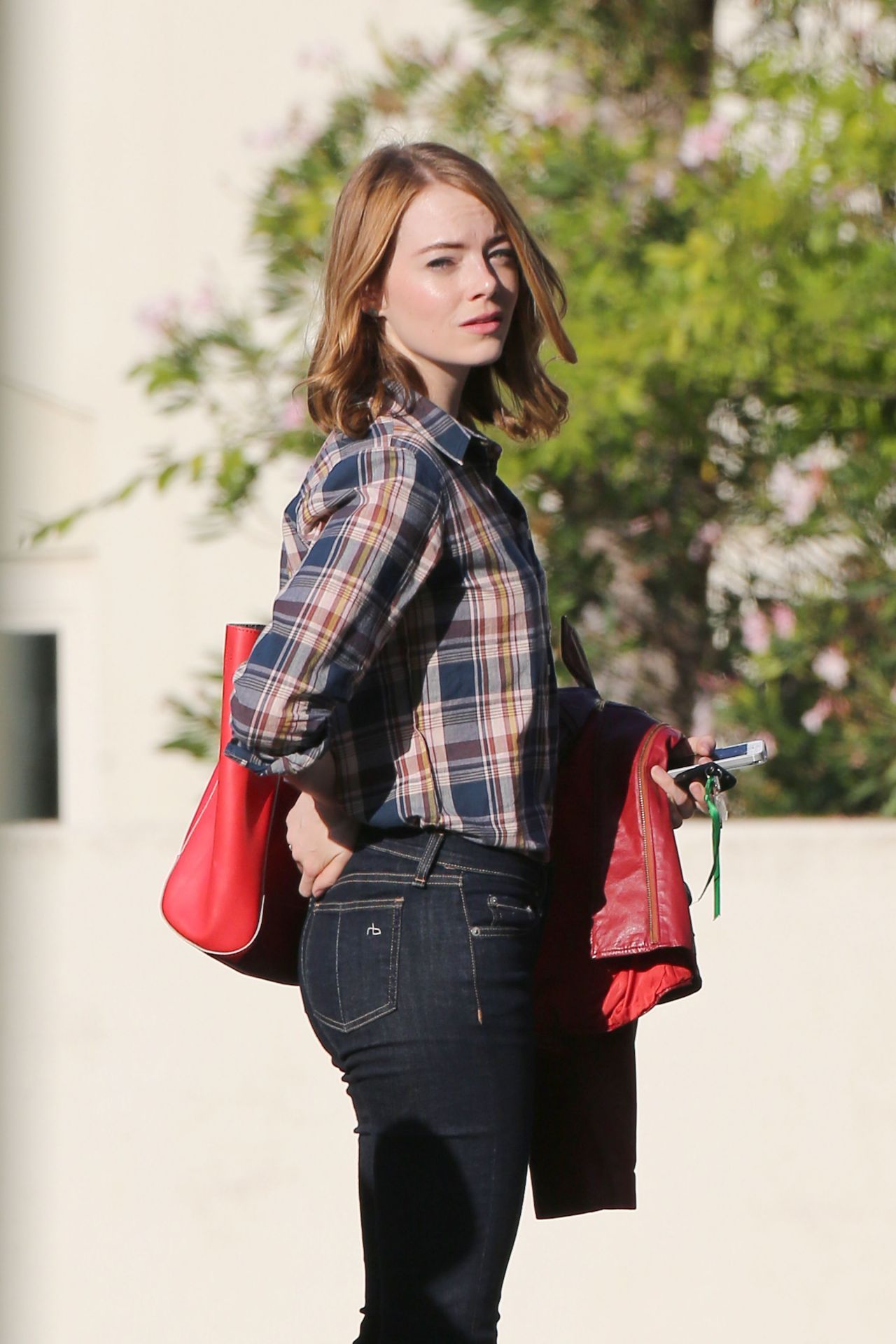 Emma-Stone-Set-of-La-La-Land-Pasedena-8