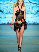 Gigi-Hadid-at-Anna-Sui-Spring-2016-Fashion-Show-at-NYFW-6