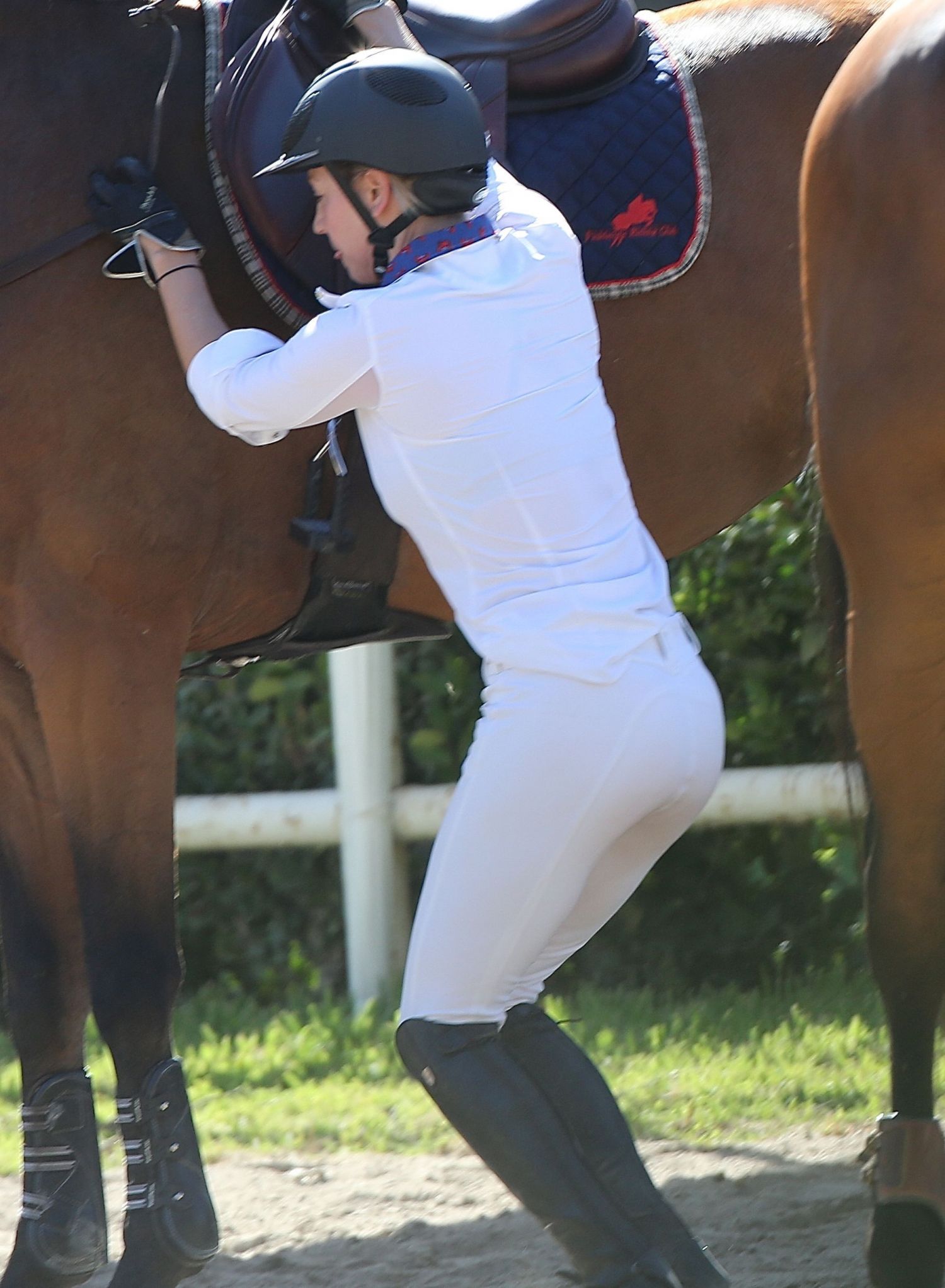 Kaley-Cuoco-at-Flintridge-Riding-Horse-8