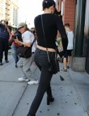 Kendall-Jenner-Booty-in-Jeans-1