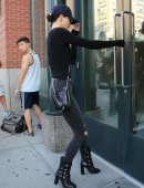 Kendall-Jenner-Booty-in-Jeans-4