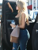 Khloe-Kardashian-Booty-in-Jeans-907