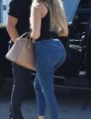 Khloe-Kardashian-Booty-in-Jeans-910