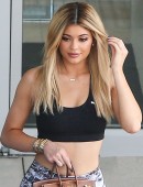 Kylie-Jenner-Booty-in-Tights-Calabasas-8