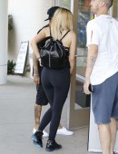 Kylie-Jenner-in-Booty-in-Leggings-2