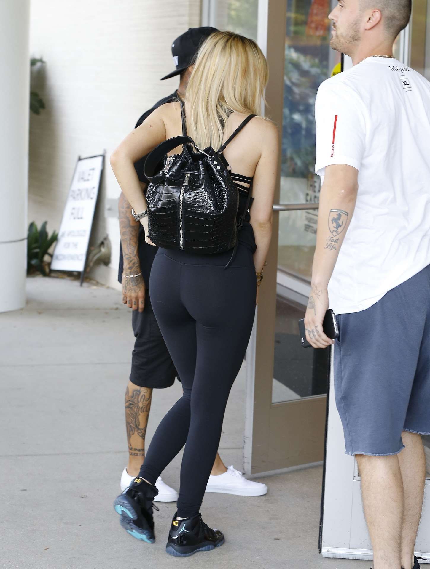 Kylie-Jenner-in-Booty-in-Leggings-2