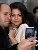 Selena-Gomez-Leaving-a-Recording-Studio-Paris-7