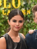 Selena-Gomez-Polo-Ralph-Lauren-Fashion-Show-during-NYFW-4