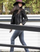 Selena-Gomez-in-Tight-Jeans-601
