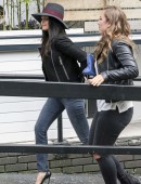 Selena-Gomez-in-Tight-Jeans-604