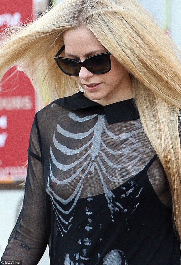 Avril-Lavigne-Pumpkin-Shopping-2