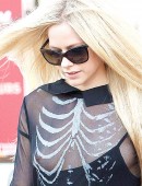 Avril-Lavigne-Pumpkin-Shopping-4