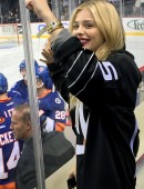 Chloe-Moretz-att Islanders Game in Brooklyn, October 2015-5