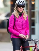 Katherine-Heigl-Taking-off-her-Skirt-in-Tribeca-2