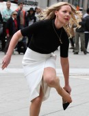 Katherine-Heigl-Taking-off-her-Skirt-in-Tribeca-6