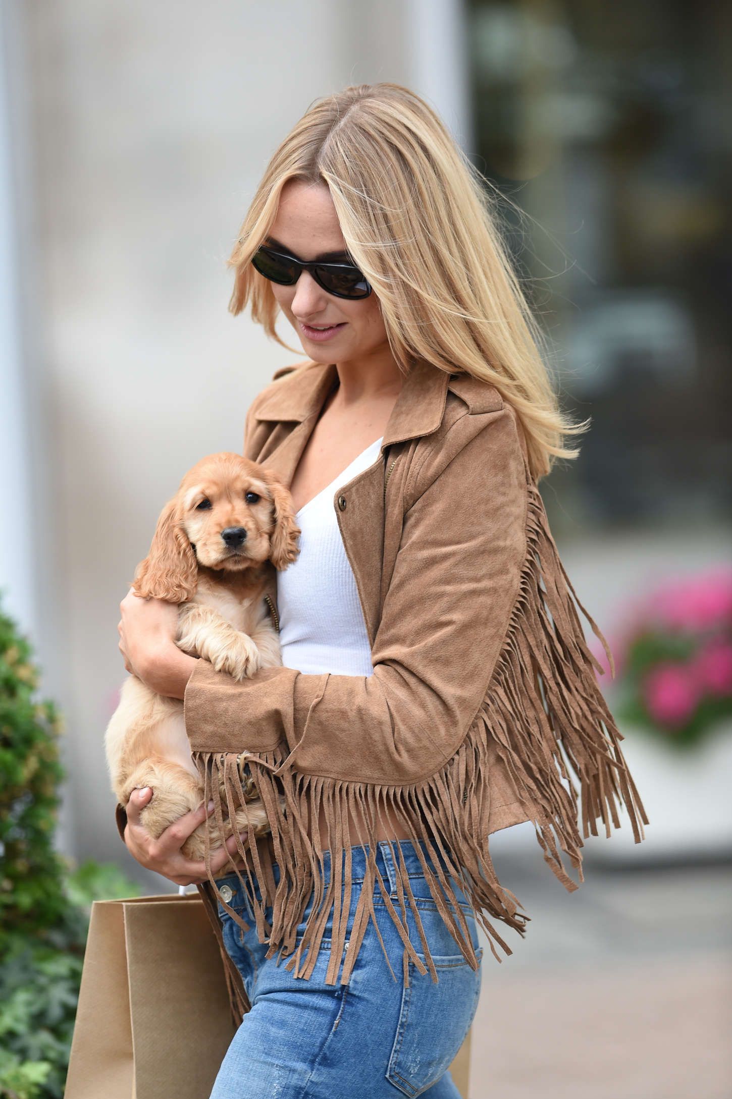Kimberley-Garner-Booty-in-Jeans-holding-Puppy-2