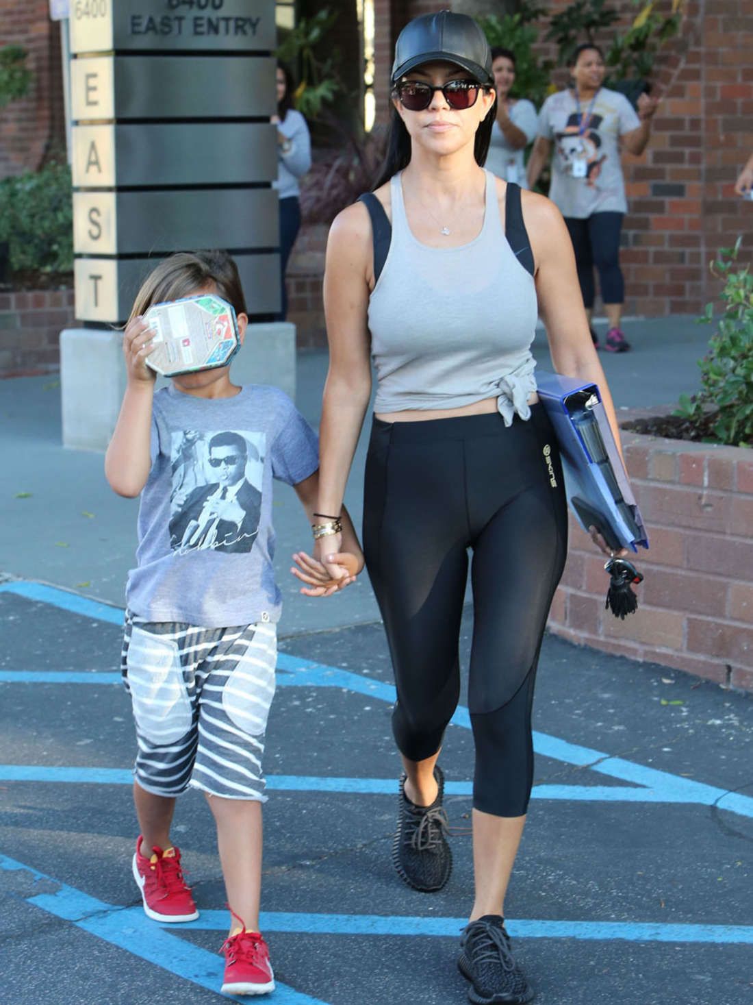 Kourtney-Kardashian-Booty-in-Tights-302