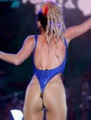 Miley-Cyrus-Hilarity-for-Charity-Event-510