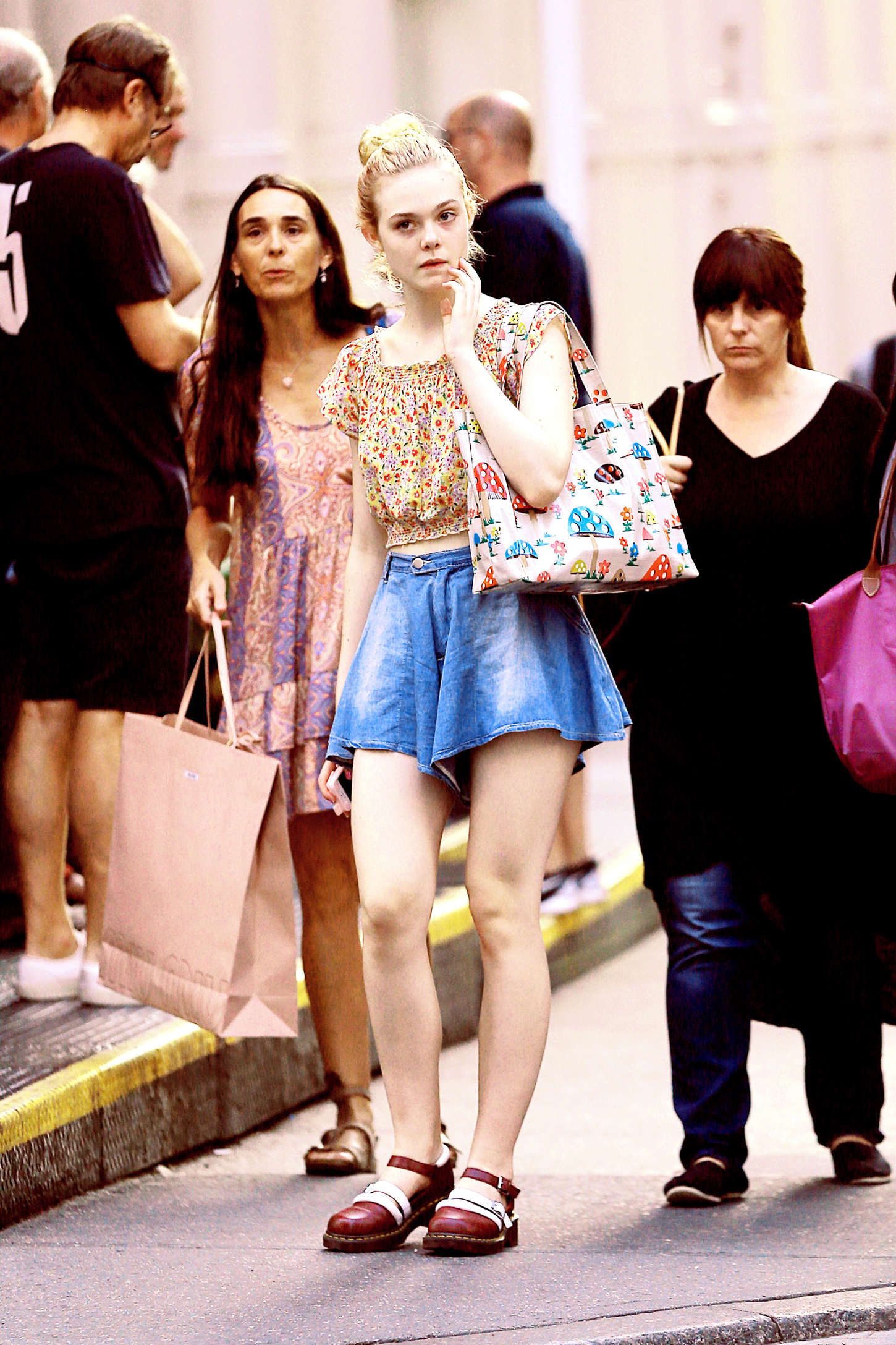 Elle-Fanning-Shopping-NYC-1