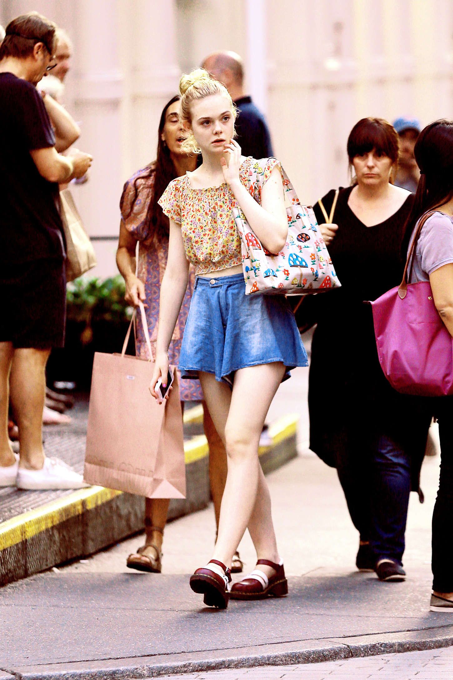 Elle-Fanning-Shopping-NYC-10