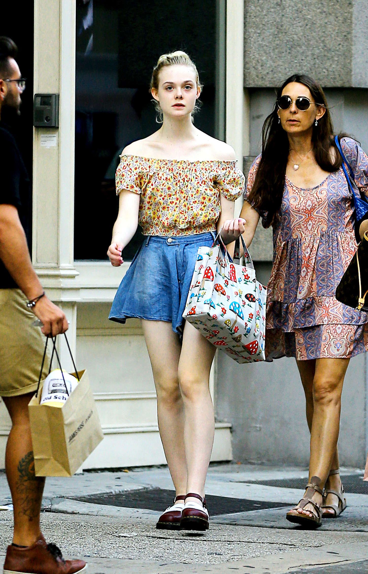 Elle-Fanning-Shopping-NYC-2