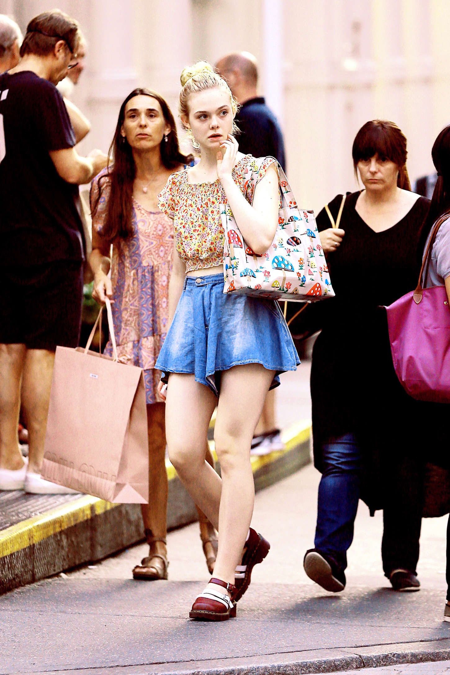 Elle-Fanning-Shopping-NYC-4