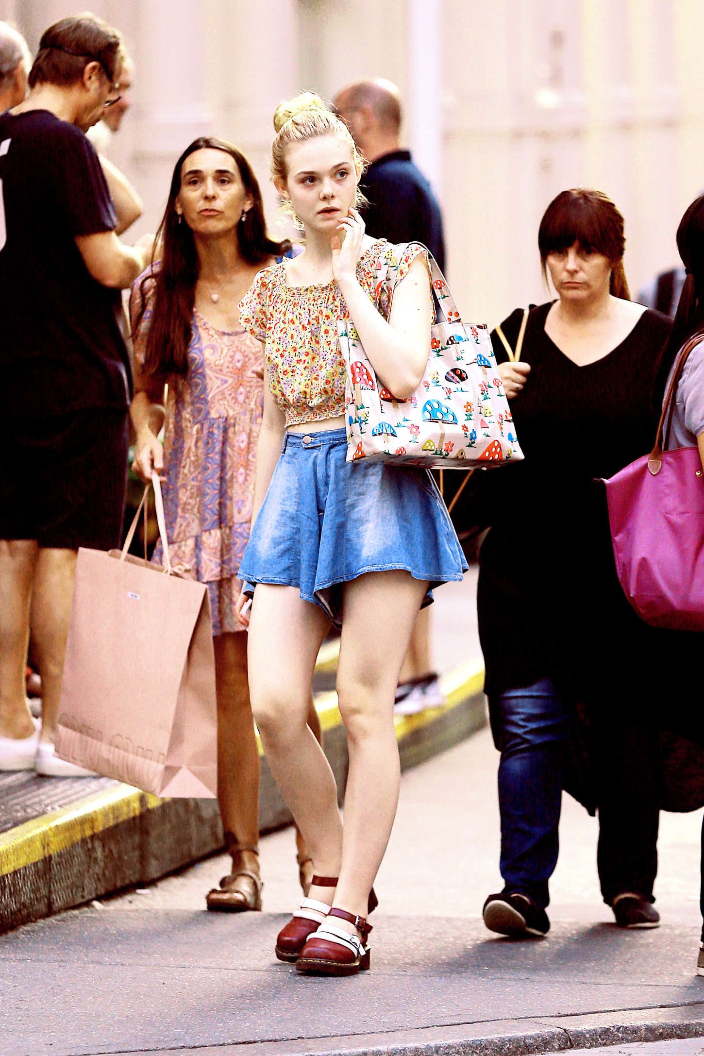 Elle-Fanning-Shopping-NYC-5