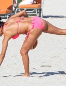 Eva-Longoria-Pink-Bikini-Miami-4