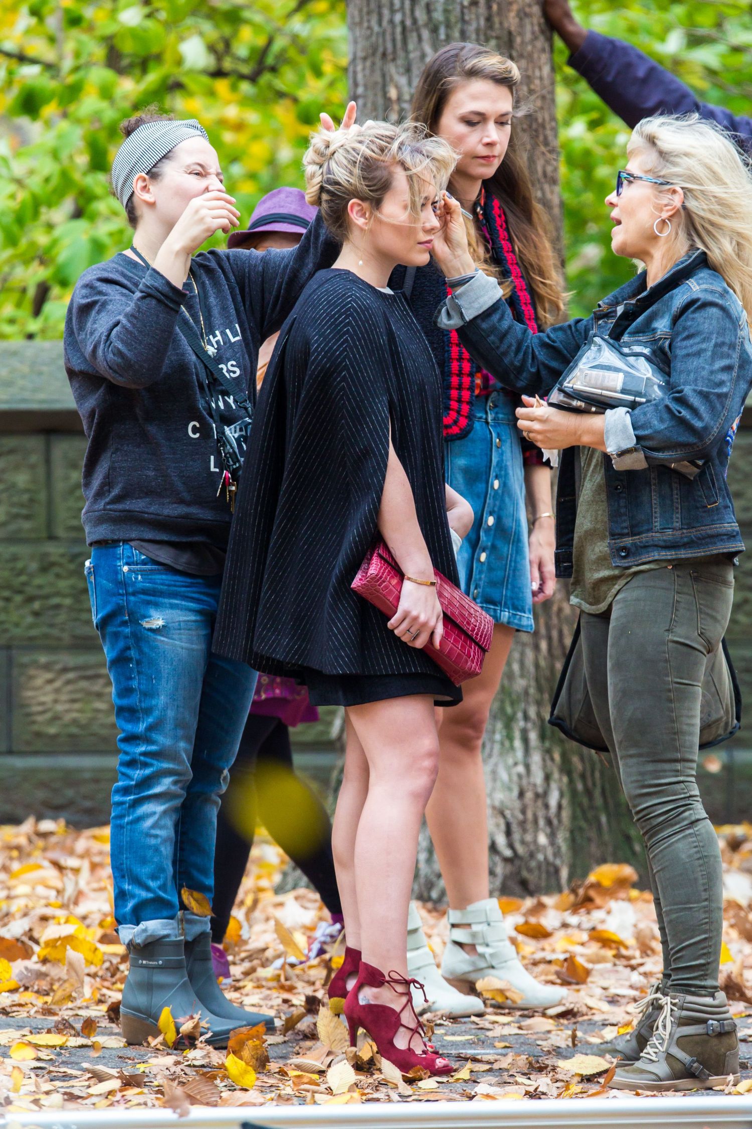 Hilary-Duff-on-the-Set-of-Younger-in-NY-6