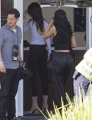 Kendall-Jenner-and-Kylie-Jenner-at-an-Airport-in-Melbourne-10