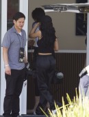 Kendall-Jenner-and-Kylie-Jenner-at-an-Airport-in-Melbourne-11