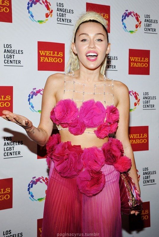 Miley-Cyrus-at-Vanguard-Awards-in-L