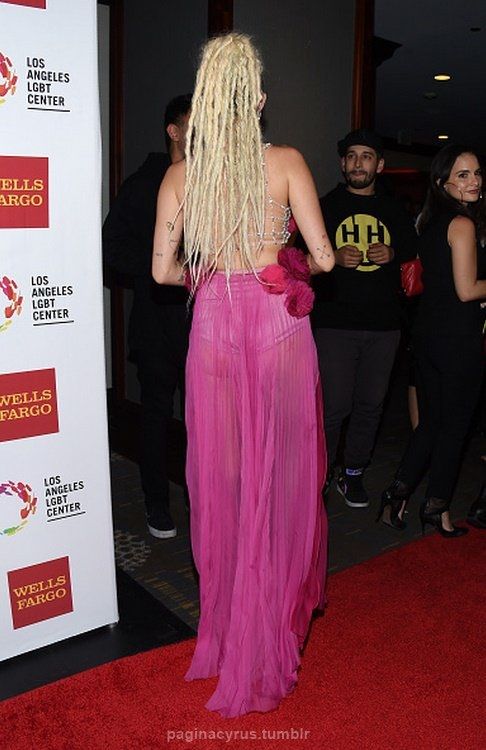 Miley-Cyrus-at-Vanguard-Awards-in-L