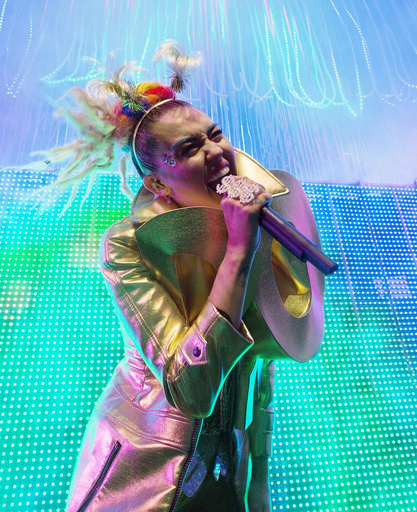 Miley-Cyrus-on-The-Milky-Milky-Milk-Tour-in-Chicago-IL-1