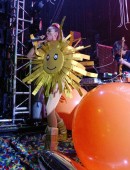 Miley-Cyrus-on-The-Milky-Milky-Milk-Tour-in-Chicago-IL-11