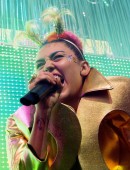 Miley-Cyrus-on-The-Milky-Milky-Milk-Tour-in-Chicago-IL-5
