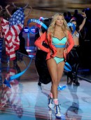 Rachel-Hilbert-2015-Victorias-Secret-Fashion-Show-Runway-1