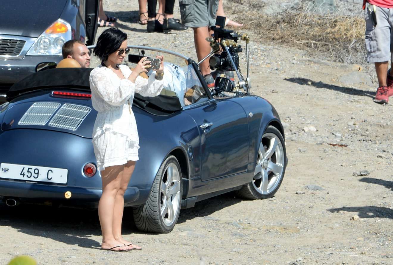 Demi-Lovato-Victoria’s-Secret-Swim-Special-2