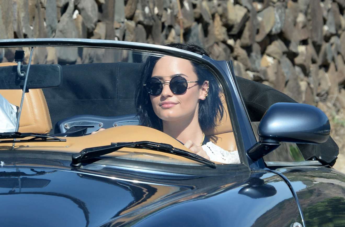 Demi-Lovato-Victoria’s-Secret-Swim-Special-4