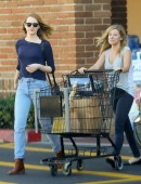 Emma-Stone-at-Grocery-Shopping-at-Ralph's-in-Malibu-7
